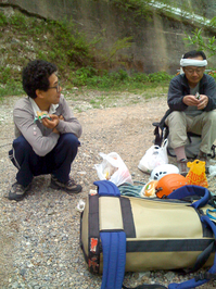 路上で食べる人たちー今回の師匠２人様。M川さんとO山さん。